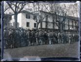 Militares na avenida Dr. Manuel Arriaga (atual avenida Arriaga) durante a Revolta da Madeira, Freguesia da Sé, Concelho do Funchal.