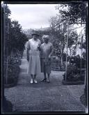 Jean Ruby Blanche Shaw e uma mulher, no jardim de uma casa na rua Coronel Cunha, Freguesia de Santa Maria Maior, Concelho do Funchal