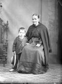Retrato de uma mulher, mãe de Francisco Pinto, acompanhada do neto (corpo inteiro)