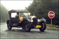 Automóvel Bentley Speed (1924) do piloto Stuart Hallsal, a circular nas Quatro Estradas, em direção à Meia Serra, no 6.º Raid Diário de Notícias