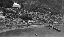 Vista aérea da cidade do Funchal, entre a ponte de São Lázaro, na foz da ribeira de São João, e a Alfândega (atual Assembleia Regional da Madeira), freguesia da Sé, concelho do Funchal