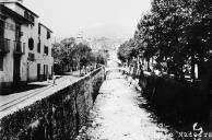 Ribeira de Santa Luzia vista da ponte do Bettencourt para montante, ladeada pela rua do Príncipe (atual 5 de Outubro) e rua da Princesa (atual 31 de Janeiro), concelho do Funchal