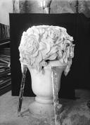 Escultura de um vaso com rosas, da autoria do escultor Agostinho Rodrigues