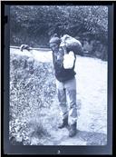 Retrato de um homem, a carregar um saco, num caminho, em local não identificado, na Ilha da Madeira