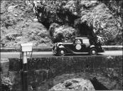 Automóvel MG YA (1948) do piloto Énio Andrade, a circular a circular na ponte da Ribeira do Inferno, Freguesia e Concelho de São Vicente, no 6.º Raid Diário de Notícias 
