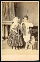 Retrato de um menino e uma menina de traje regional madeirense (corpo inteiro)