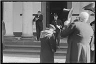 Militar a sair da missa de ação de graças pela coroação dos reis Jorge VI e Elisabeth, de Inglaterra, na igreja da Santíssima Trindade (vulgo igreja inglesa), Freguesia de São Pedro, Concelho do Funchal