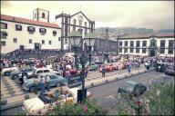 Exposição de automóveis clássicos na praça do Município, Freguesia da Sé, Concelho do Funchal, no 6.º Raid Diário de Notícias