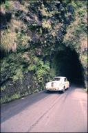 Automóvel Mercedes Benz 220 S Coupé (1959) do piloto Gil Canha, a circular na estrada regional n.º 101, troço Porto Moniz/São Vicente, no 6.º Raid Diário de Notícias