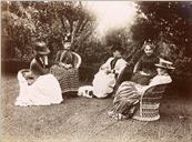 Retrato de grupo de mulheres num jardim não identificado, na Ilha da Madeira