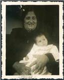 Retrato de Deolinda Soares Nunes com sua neta Maria Filomena ao colo (meio corpo)