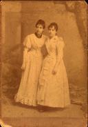 Retrato de Adelaide Cristina Camacho e de Júlia Henriqueta Camacho (corpo inteiro) 