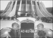 Grande plano da viatura Ford A Cabriolet (1932) do piloto Francisco Alves, frente ao edifício do Casino, Freguesia da Sé, Concelho do Funchal, no 4.º Raid Diário de Notícias 