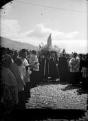 Andor com a imagem de Nossa Senhora de Fátima, no início da rua Carvalho Araújo, conduzido pelos membros da Câmara Municipal do Funchal, Freguesia de São Pedro (atual Freguesia da Sé), Concelho do Funchal