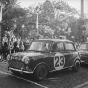 Automóvel de competição Austin Cooper S, do piloto Manuel Lopes Gião, na grelha de partida da avenida Arriada, para a VII Volta à Ilha da Madeira, Freguesia da Sé, Concelho do Funchal