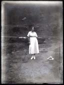 Retrato de uma mulher num caminho rural não identificado (corpo inteiro)