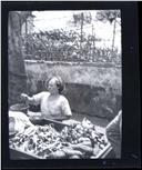 Vendedora ambulante de legumes, em local não identificado, na Ilha da Madeira