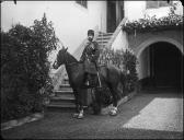 Retrato de um general "Cossaco" montado a cavalo no pátio da Photographia Vicente, rua da Carreira, Freguesia da Sé, Concelho do Funchal