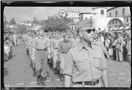 Soldados da 1.ª Companhia Expedicionária da Madeira à Índia, do B. I. I. n.º 19, marchando pela avenida do Mar (atual avenida do Mar e das Comunidades Madeirenses), Freguesia da Sé, Concelho do Funchal