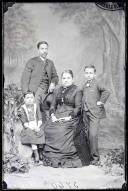 Retrato de Manuel Rodrigues com sua esposa e os seus dois filhos (corpo inteiro)