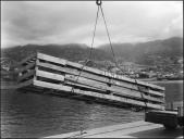 Desembarque, no molhe da Pontinha, de máquinas para a fábrica de laticínios ILMA, Freguesia da Sé, Concelho do Funchal