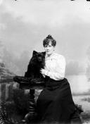 Retrato de Henriette Willemina Montgomery Cadogan com o seu cão (três quartos)