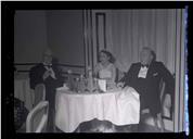 Dois homens e uma mulher sentados à mesa, numa festa de Natal no Reid's Palace Hotel (atual Belmond Reid's Palace), Freguesia De são Martinho, Concelho do Funchal
