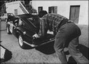 Pessoa não identificada a empurrar a viatura Triumph GT 6 MK III (1971), participante no 3.º Raid Diário de Notícias 