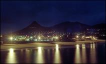 Vista nocturna do Porto Santo com iluminação pública
