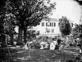 Grupo de turistas descansando nos jardins do Reid's Carmo Hotel, Freguesia da Sé, Concelho do Funchal