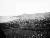 Panorâmica da baía e cidade do Funchal vista a partir da Freguesia de Santa Maria Maior, entre o sítio do caminho do Acciaiuoli e o caminho do Palheiro 