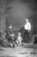 Retrato de três crianças, filhos de Francisco Nunes Correia (corpo inteiro)