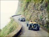 Panorâmica da orla costeira de São Vicente, vendo-se os automóveis Aston Martin Le Mans (1933) e  Bentley 4.5 (1929), no 3.º Raid Diário de Notícias