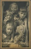 Retrato de um grupo de cinco crianças à janela (meio corpo)