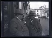 Retrato de dois homens, a conversar, na rua capitão-tenente Carvalho Araújo (atual rua do Aljube), Freguesia da Sé, Concelho do Funchal