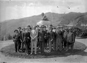 Retrato de grupo de homens adultos, junto ao busto de João Gonçalves Zarco, no Terreiro da Luta, freguesia do Monte, concelho do Funchal