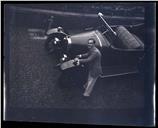 Retrato de Noel Bianchi Cossart, junto de um automóvel, em local não identificado, na Ilha da Madeira