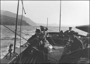 Retrato de grupo de homens a bordo de barco ao largo da vila de Santa Cruz (atual cidade), Freguesia e Concelho de Santa Cruz