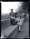 Jean Ruby Blanche Shaw e Kenneth Guex Courtenay Shaw, num balcão da Quinta Glicínia, no caminho e Freguesia de Santa Luzia, Concelho do Funchal