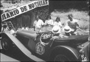 Automóvel Jaguar SS 100 (1938), da dupla António Lima/Manuel Carvalho, a passar por um posto de controlo do 4.º Raid Diário de Notícias, em local não identificado