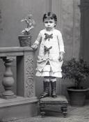 Retrato de uma menina, filha de D. Sophia A. Guerreiro (corpo inteiro)