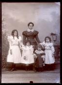 Retrato de Maria Elisa Figueira de Macedo com quatro crianças (corpo inteiro)