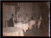 Retrato de três homens e duas mulheres sentados a duas mesas, na festa de fim de ano no Reid's Palace Hotel (atual Belmond Reid's Palace), Freguesia de São Martinho, Concelho do Funchal