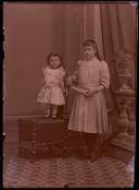 Retrato de duas meninas, filhas de Aires de Oliveira Pestana (corpo inteiro)