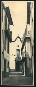Fachada principal da igreja do Carmo e rua da Cadeia Velha, Freguesia da Sé, Concelho do Funchal
