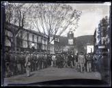 Militares e populares na avenida Dr. Manuel Arriaga (atual avenida Arriaga) durante a Revolta da Madeira, Freguesia da Sé, Concelho do Funchal.