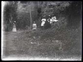 Retrato de D. Gabriela Vera de Sousa e três meninas crianças junto a um caminho rural não identificado 