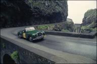Automóvel Jowett Jupiter (1951) do piloto Joaquim Augusto, a circular na estrada regional n.º 101, troço Porto Moniz/São Vicente, no 6.º Raid Diário de Notícias