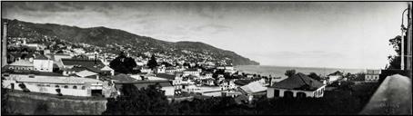 Panorâmica oeste/este da baía e cidade do Funchal a partir do Hospício Princesa D. Amélia, Freguesias de São Pedro e da Sé (atual Freguesia da Sé), Concelho do Funchal