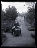 Kenneth Guex Courtenay Shaw e uma mulher, no jardim de uma casa na rua Coronel Cunha, Freguesia de Santa Maria Maior, Concelho do Funchal